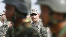 Солдат НАТО оскорбил мемориал Победы